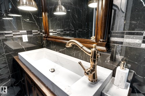 11833 102 Avenue, Edmonton, AB - Indoor Photo Showing Bathroom