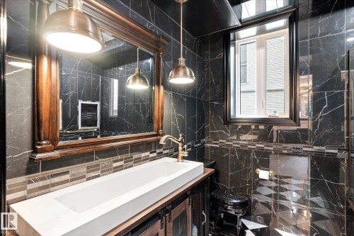 11833 102 Avenue, Edmonton, AB - Indoor Photo Showing Bathroom