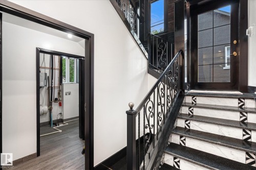 11833 102 Avenue, Edmonton, AB - Indoor Photo Showing Other Room