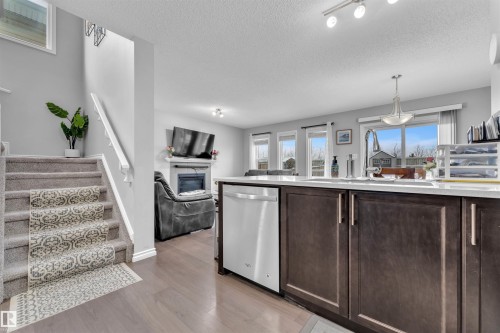 465 Ebbers Way, Edmonton, AB - Indoor Photo Showing Kitchen