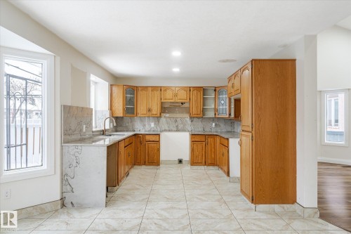 9822 175 Avenue, Edmonton, AB - Indoor Photo Showing Kitchen