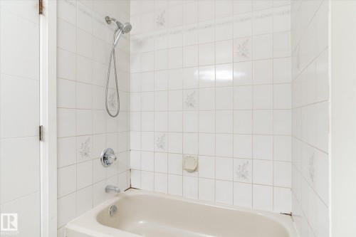 9822 175 Avenue, Edmonton, AB - Indoor Photo Showing Bathroom