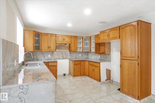 9822 175 Avenue, Edmonton, AB - Indoor Photo Showing Kitchen