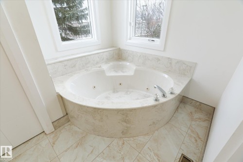 9822 175 Avenue, Edmonton, AB - Indoor Photo Showing Bathroom