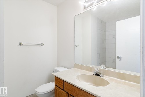 9822 175 Avenue, Edmonton, AB - Indoor Photo Showing Bathroom