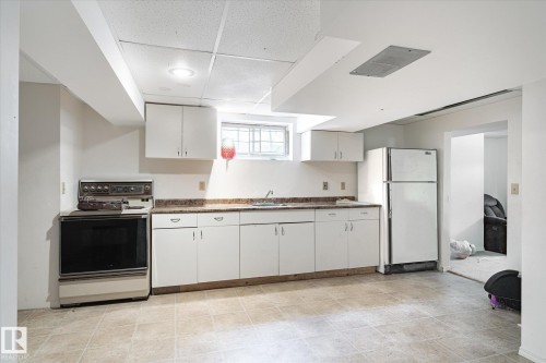 9822 175 Avenue, Edmonton, AB - Indoor Photo Showing Kitchen