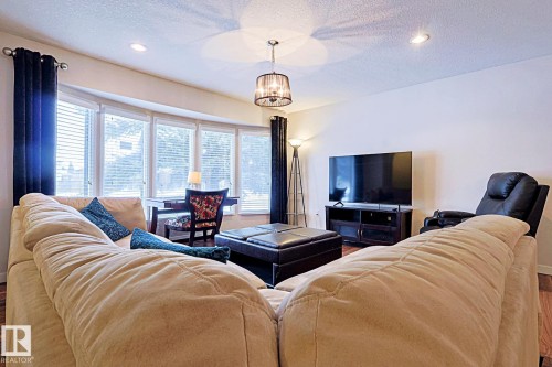 5518 11A Avenue, Edmonton, AB - Indoor Photo Showing Living Room