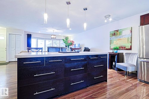 5518 11A Avenue, Edmonton, AB - Indoor Photo Showing Kitchen With Upgraded Kitchen