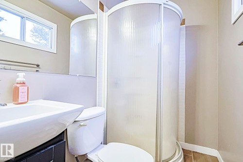 5518 11A Avenue, Edmonton, AB - Indoor Photo Showing Bathroom