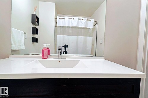 5518 11A Avenue, Edmonton, AB - Indoor Photo Showing Bathroom