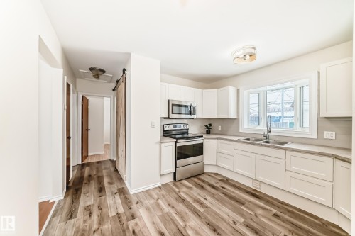 Wetaskiwin, AB - Indoor Photo Showing Kitchen With Double Sink