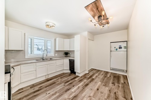 Wetaskiwin, AB - Indoor Photo Showing Kitchen With Double Sink
