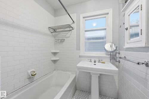 10835 64 Avenue, Edmonton, AB - Indoor Photo Showing Bathroom