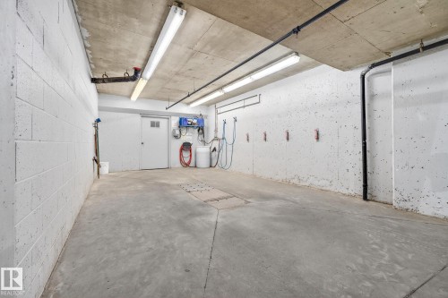 418 200 Bethel Drive, Sherwood Park, AB - Indoor Photo Showing Garage