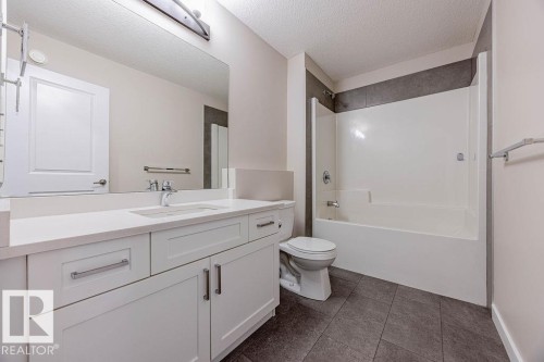 704 Conroy Crest, Edmonton, AB - Indoor Photo Showing Bathroom