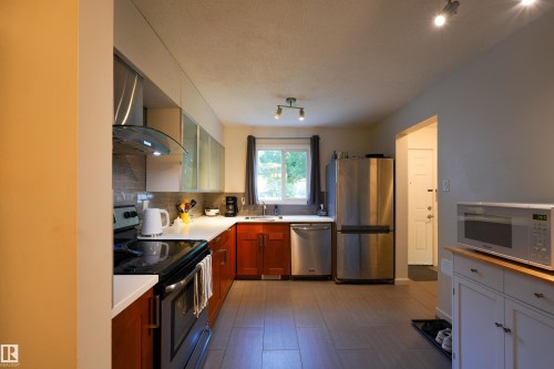 26 Mcleod Place, Edmonton, AB - Indoor Photo Showing Kitchen