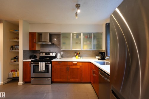 26 Mcleod Place, Edmonton, AB - Indoor Photo Showing Kitchen