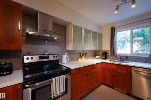 26 Mcleod Place, Edmonton, AB - Indoor Photo Showing Kitchen