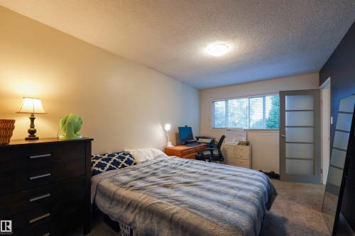 26 Mcleod Place, Edmonton, AB - Indoor Photo Showing Bedroom