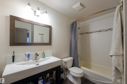 26 Mcleod Place, Edmonton, AB - Indoor Photo Showing Bathroom