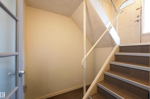 26 Mcleod Place, Edmonton, AB - Indoor Photo Showing Other Room