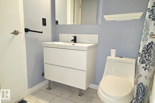 2 10205 158 Avenue, Edmonton, AB - Indoor Photo Showing Bathroom