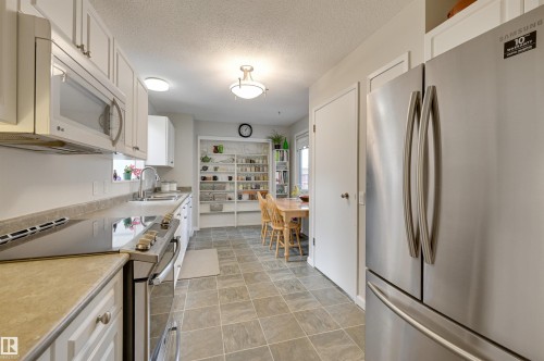 6704 94 Avenue, Edmonton, AB - Indoor Photo Showing Kitchen