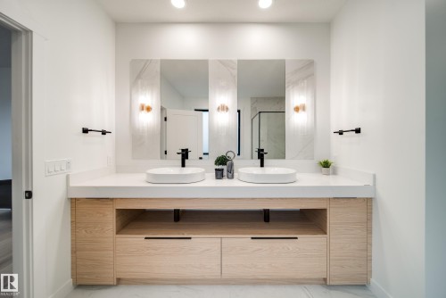 40A Valleyview Crescent, Edmonton, AB - Indoor Photo Showing Bathroom