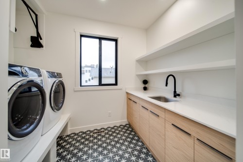 40A Valleyview Crescent, Edmonton, AB - Indoor Photo Showing Laundry Room