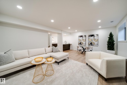 40A Valleyview Crescent, Edmonton, AB - Indoor Photo Showing Living Room