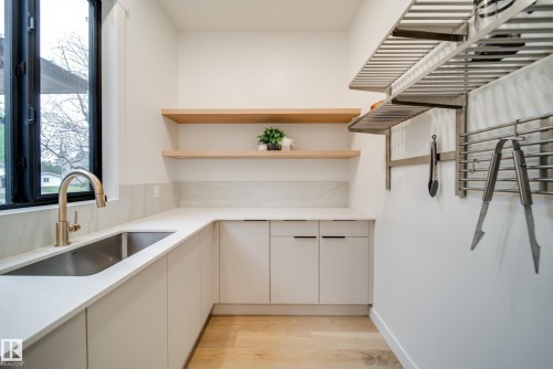 40A Valleyview Crescent, Edmonton, AB - Indoor Photo Showing Kitchen