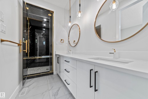 10537 136 Street, Edmonton, AB - Indoor Photo Showing Bathroom