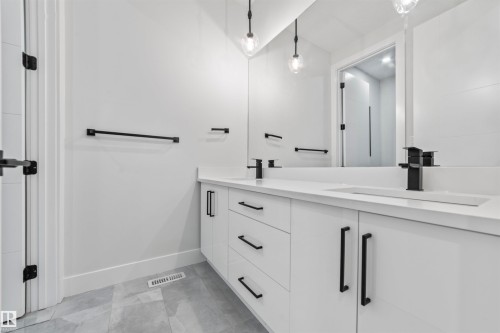 10537 136 Street, Edmonton, AB - Indoor Photo Showing Bathroom