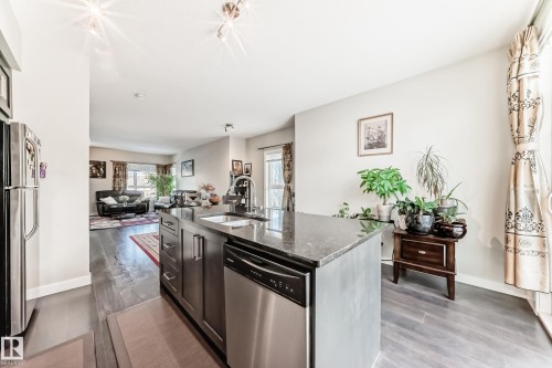 11 2560 Pegasus Boulevard, Edmonton, AB - Indoor Photo Showing Kitchen