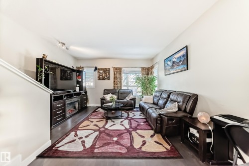 11 2560 Pegasus Boulevard, Edmonton, AB - Indoor Photo Showing Living Room