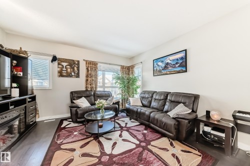 11 2560 Pegasus Boulevard, Edmonton, AB - Indoor Photo Showing Living Room