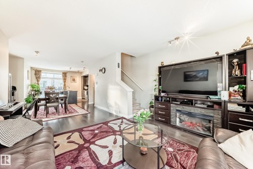 11 2560 Pegasus Boulevard, Edmonton, AB - Indoor Photo Showing Living Room