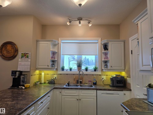 185 Willow Drive, Breton, AB - Indoor Photo Showing Kitchen With Double Sink