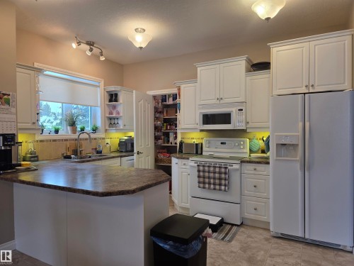185 Willow Drive, Breton, AB - Indoor Photo Showing Kitchen With Double Sink