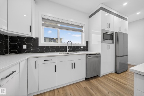 1 10 Salisbury Way, Sherwood Park, AB - Indoor Photo Showing Kitchen With Upgraded Kitchen