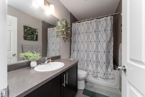 8533 Ellis Link, Edmonton, AB - Indoor Photo Showing Bathroom
