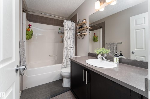 8533 Ellis Link, Edmonton, AB - Indoor Photo Showing Bathroom