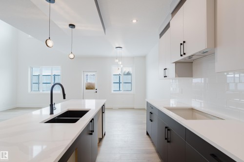 286 Munn Way, Leduc, AB - Indoor Photo Showing Kitchen With Double Sink With Upgraded Kitchen