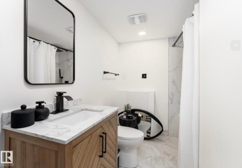 17327 106 Street, Edmonton, AB - Indoor Photo Showing Bathroom