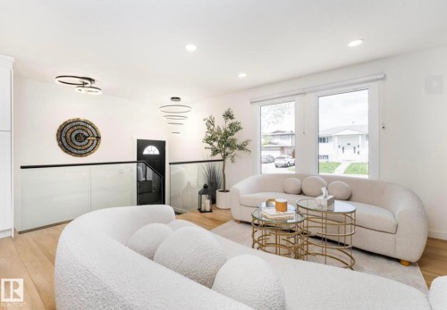 17327 106 Street, Edmonton, AB - Indoor Photo Showing Living Room