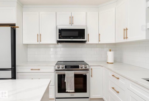 17327 106 Street, Edmonton, AB - Indoor Photo Showing Kitchen With Upgraded Kitchen