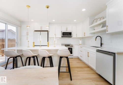 17327 106 Street, Edmonton, AB - Indoor Photo Showing Kitchen With Upgraded Kitchen