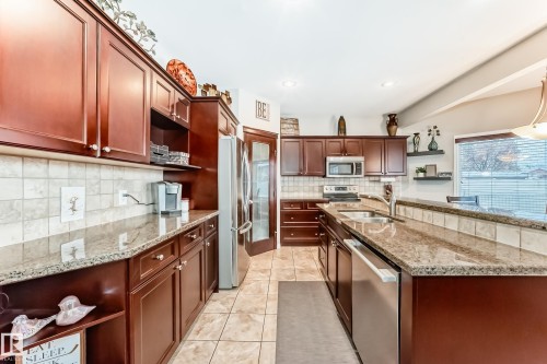 25 Woodbridge Link, Fort Saskatchewan, AB - Indoor Photo Showing Kitchen With Upgraded Kitchen