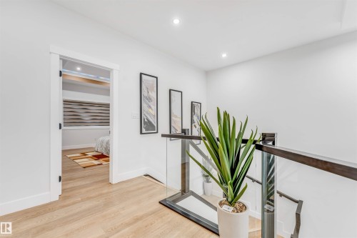 2123 18 Avenue, Edmonton, AB - Indoor Photo Showing Other Room
