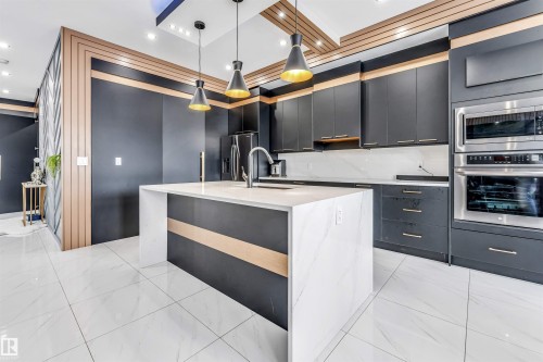 2123 18 Avenue, Edmonton, AB - Indoor Photo Showing Kitchen With Upgraded Kitchen